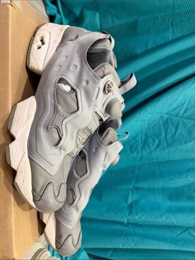 Reebok mens Gray Pump-Closure Athletic Sneakers